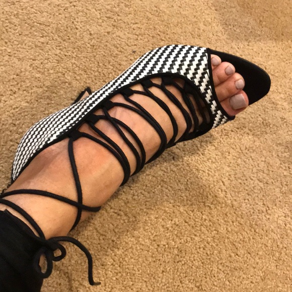 Black and white lace up Zara heels - Picture 3 of 7